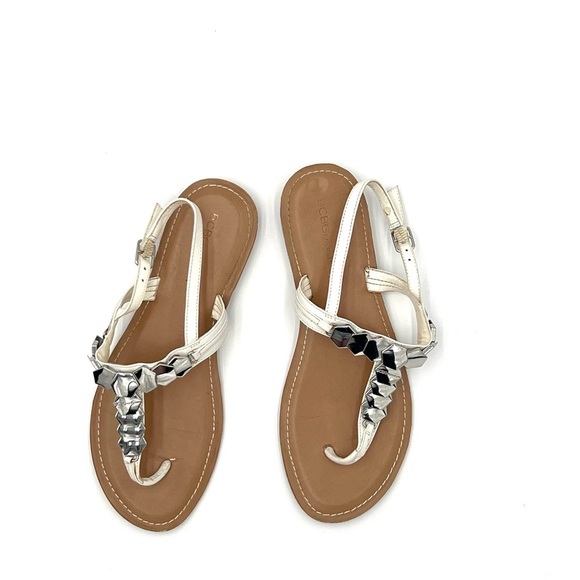 BCBGeneration White Blayre Flat Sandals Thongs Silver Accents Casual Sexy Size 7 - Picture 6 of 7